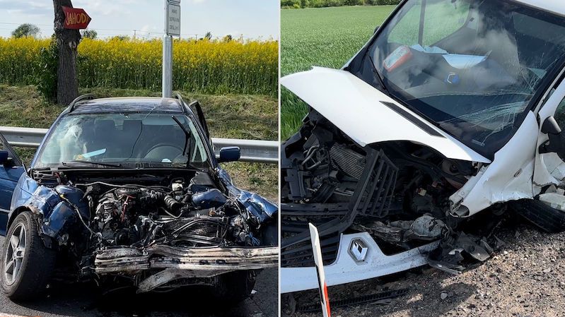 Čelní střet BMW s dodávkou na Kladensku: šest zraněných, nájezd na D7 uzavřený